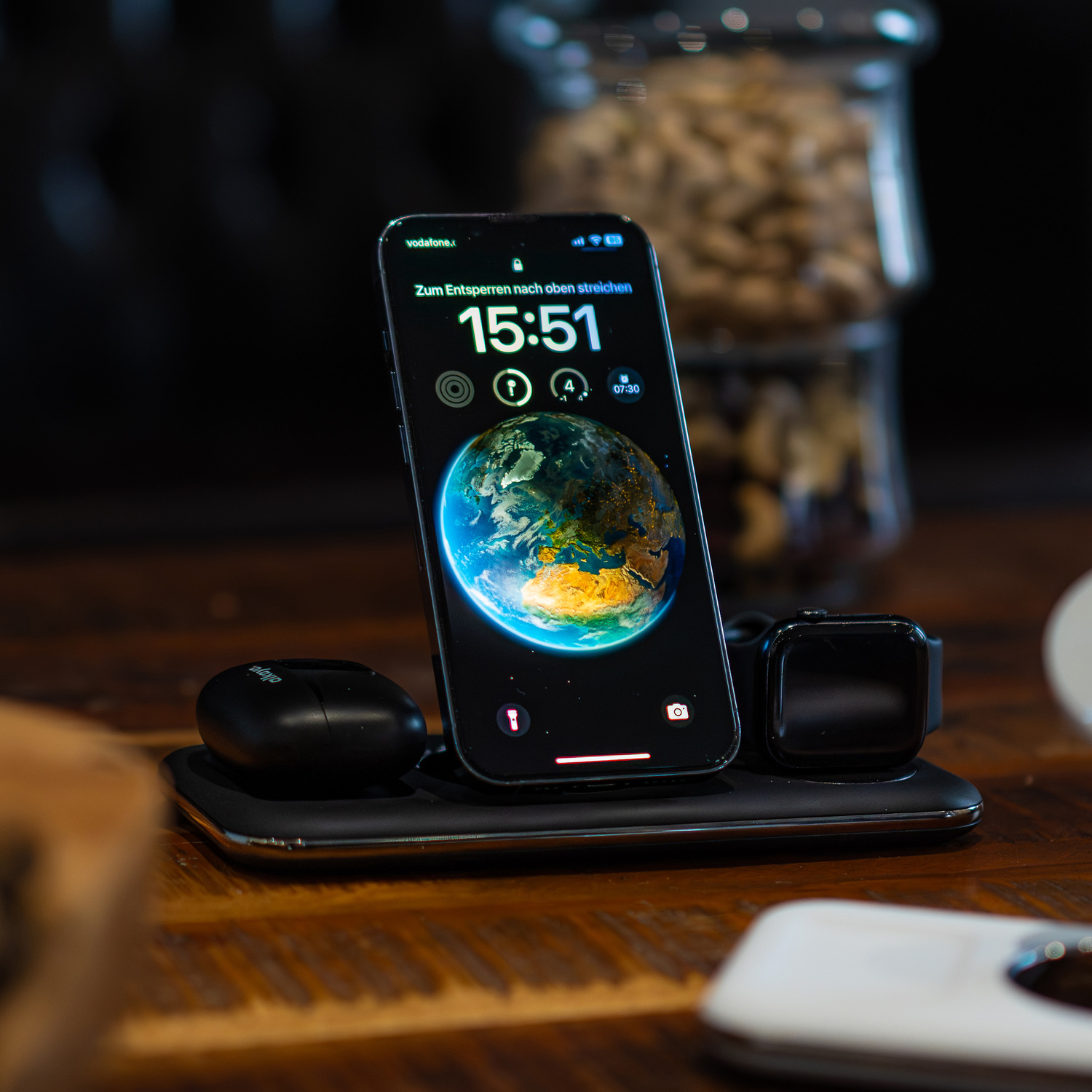 alkaya. | Trifector | 3 in 1 Wireless Ladestation: Handy, Apple Watch und Headset, Kompatibel mit MagSafe-Zubehör, schwarz